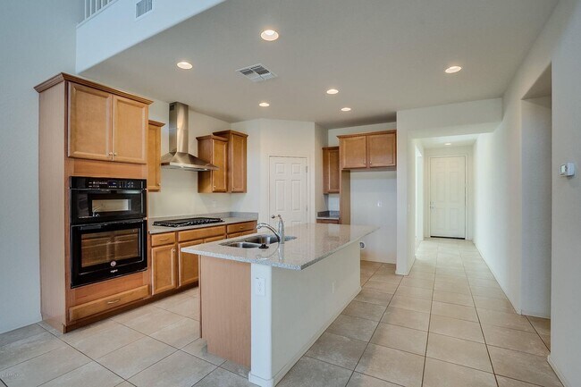 Building Photo - Charming 4-bed, 3.5 bath home with full SOLAR at Trailside community on Happy Valley in North Peoria