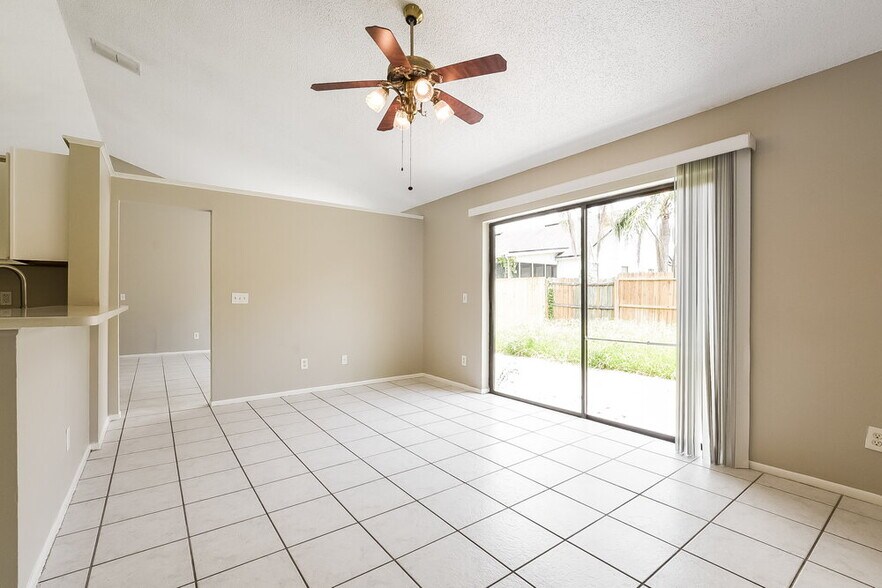 Building Photo - 1214 Lacey Oak Dr