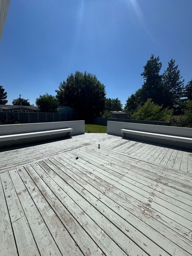 Building Photo - 3 bed 2 bath house with attached garage an...