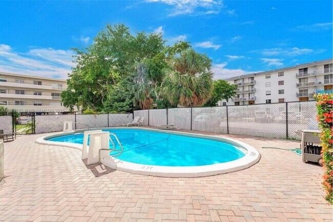 Building Photo - 7516 E Treasure Dr