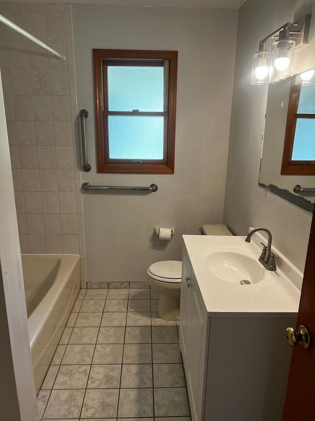 Building Photo - 3 BEDROOM, 2 BATH HOME WITH TILE THROUGHOUT & CLOSE TO THE TURNPIKE