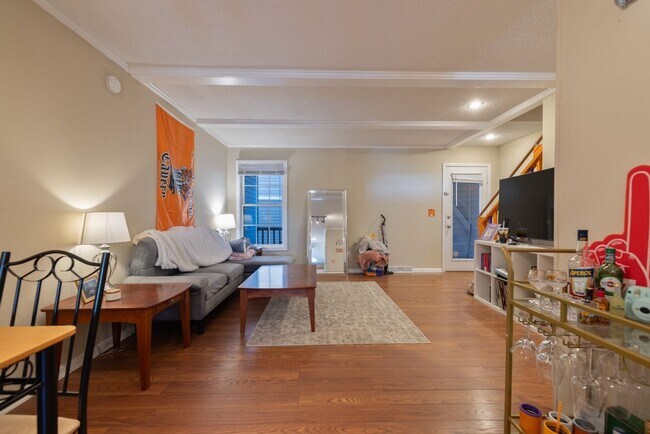 Building Photo - 204 Oak St