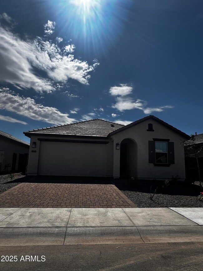 Building Photo - 9957 W Mitchell Ave