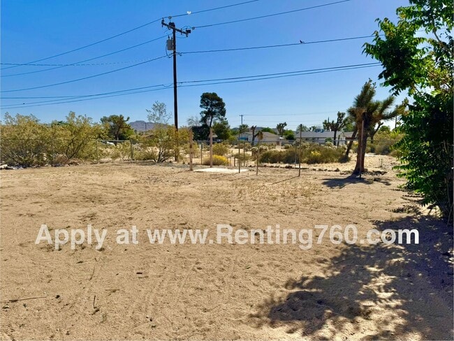 Building Photo - Charming 2 Bed 1 Bath Home with Spacious Y...