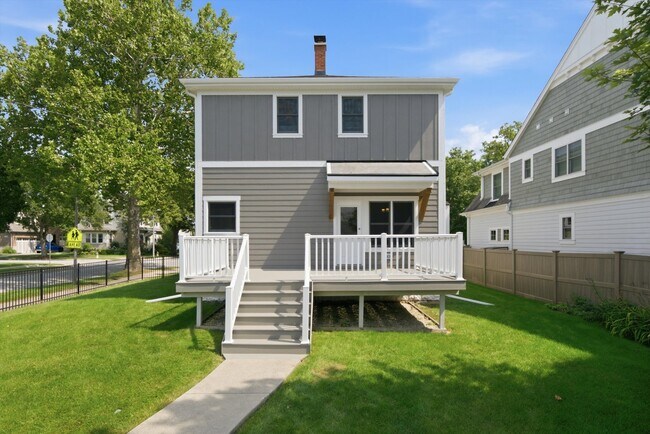 Building Photo - 586 S Hawthorne Ave
