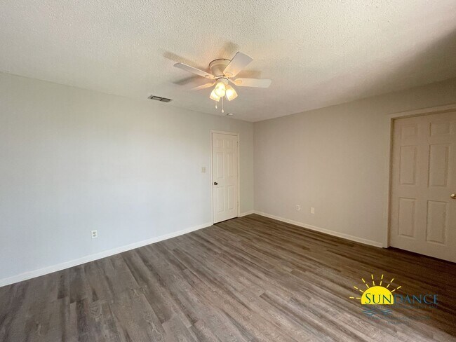 Building Photo - Stunning 3 Bedroom Townhome in Shalimar!