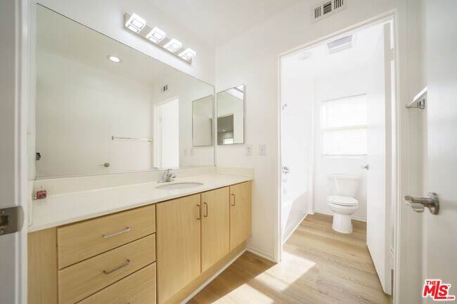 Building Photo - 121 Cancion Way