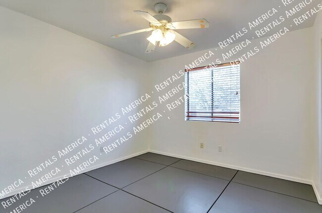 Building Photo - 1009 E Halcyon Rd