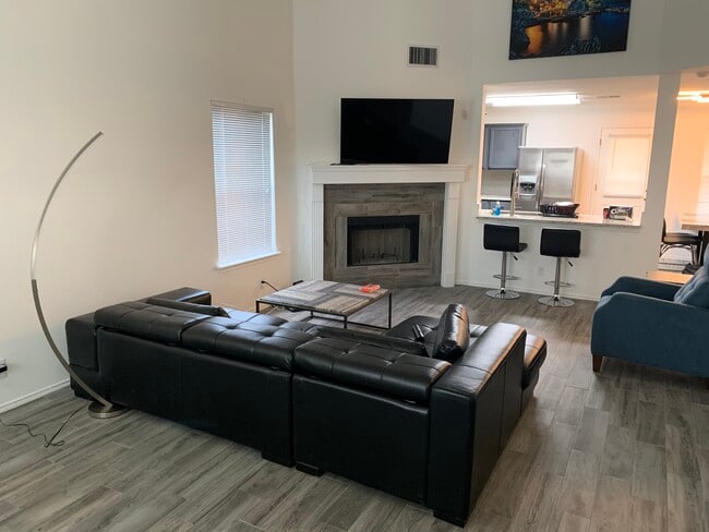 Building Photo - 4009 Louise Lee Dr