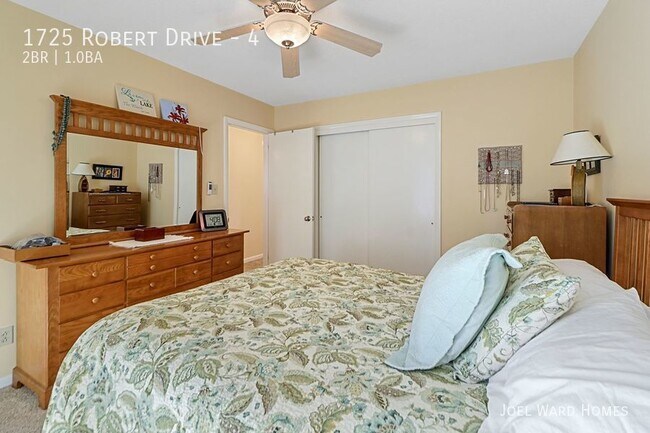 Building Photo - Two Bedroom Apt with Pool and Garage