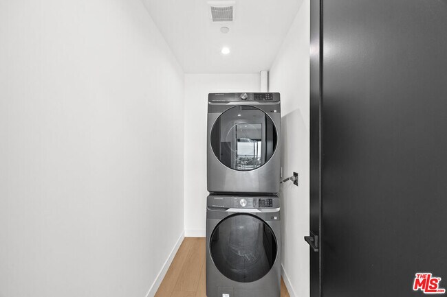 Building Photo - 2324 S Dunsmuir Ave