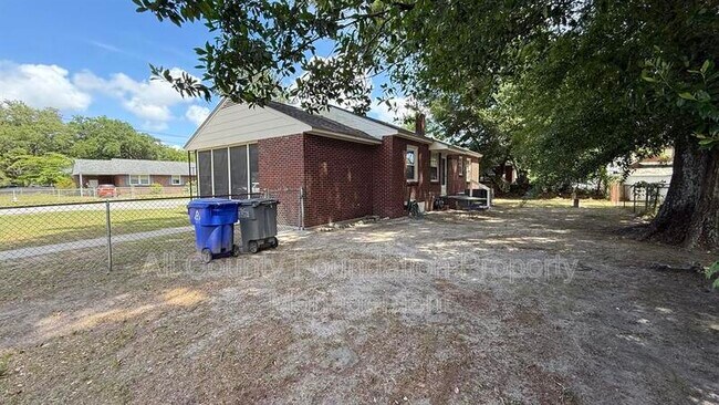Building Photo - 2720 Martha Dr