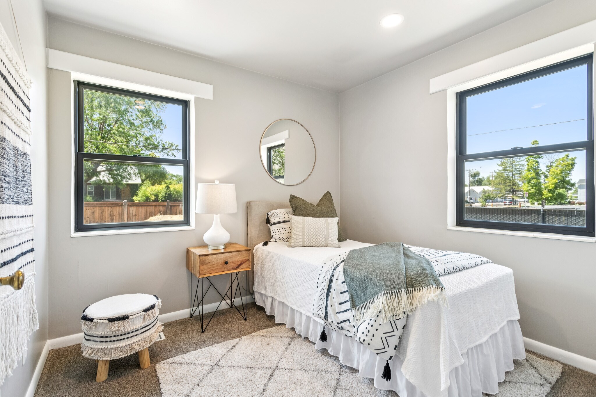 Building Photo - 983 N Poinsettia Dr