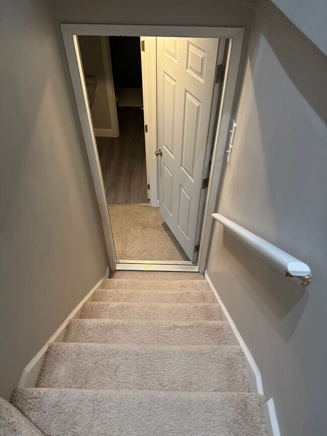 Building Photo - Spacious and inviting 3-bedroom