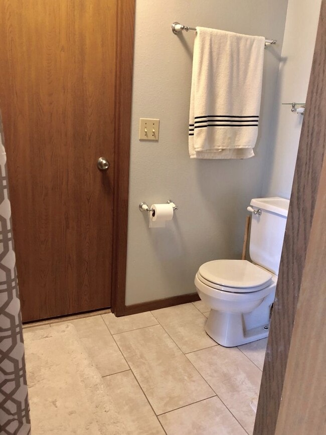 Building Photo - $3000|5 Bedroom 3 Bath |Fenced Backyard| Deck| Laundry| Basement