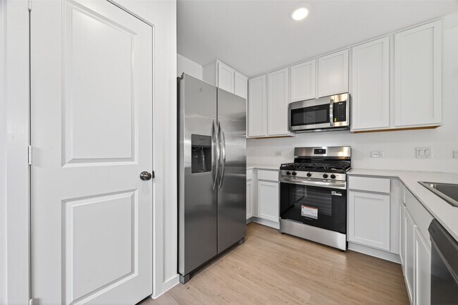 Building Photo - 3025 Fantasy Ter Dr