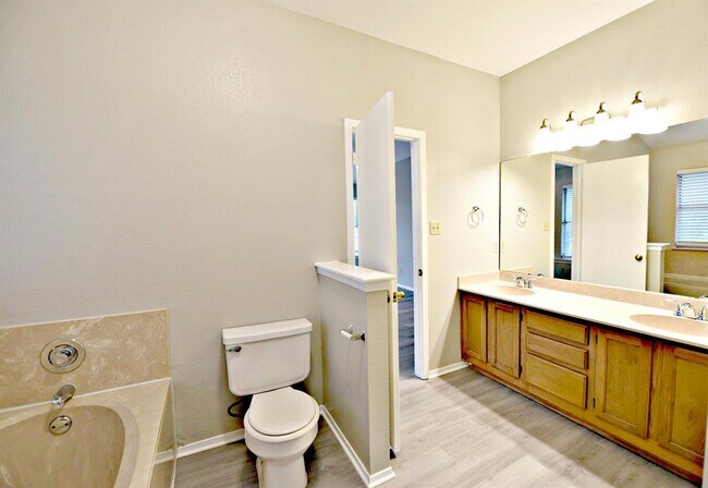 Building Photo - 12801 Margit Dr