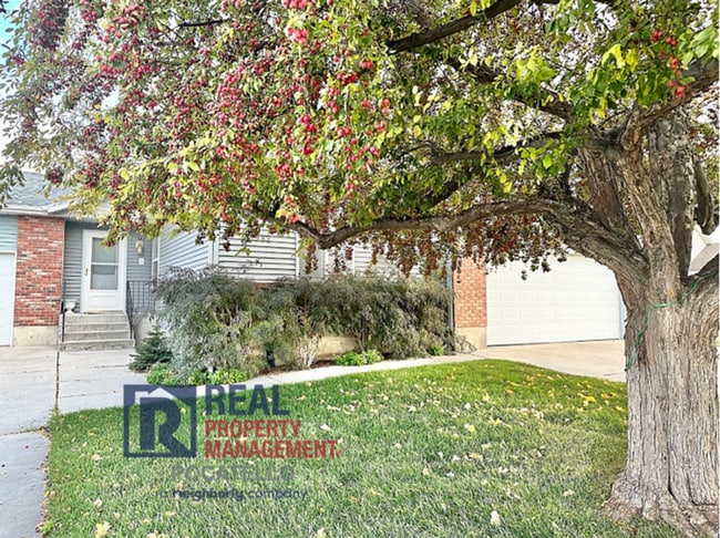 Primary Photo - 3 Bed 2.5 Bath Twin Home - Double Car Garage - Small dogs negotiable