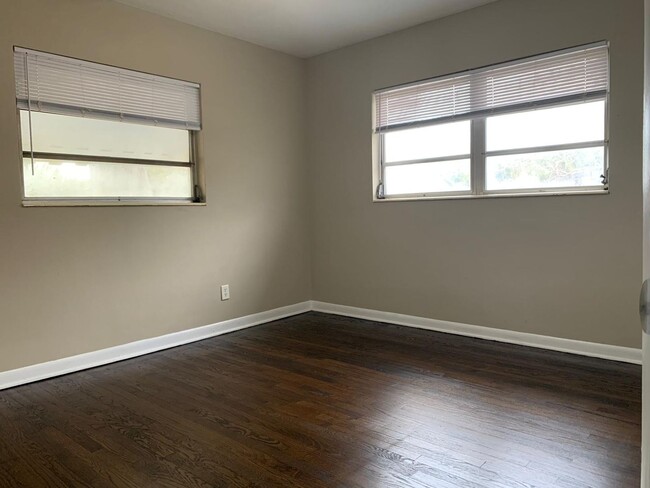 Building Photo - 4 Bedroom 2 Bath Spacious Home