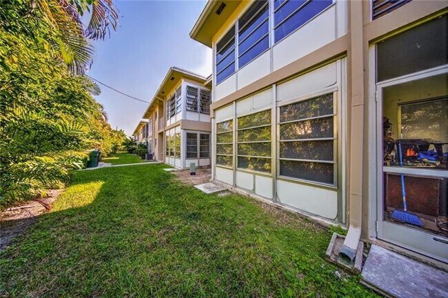 Building Photo - 2115 NE 42nd Ct