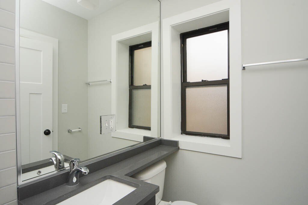 Building Photo - 533 W Belden Ave