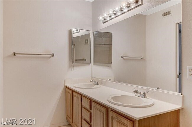 Building Photo - 5710 E Tropicana Ave