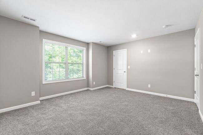 Building Photo - Two Bedroom with Garage on Exit 11!