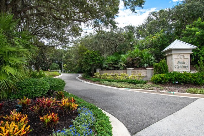 Building Photo - 201 N Forest Dune Dr