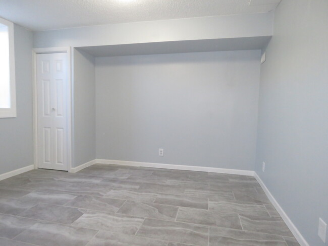 Building Photo - 4bd2ba one level home with full & finished...