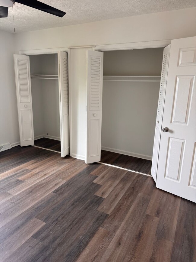 Building Photo - 3 Bedroom || 1.5 Bathroom Townhome