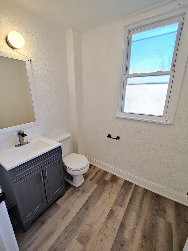 Building Photo - *Beautifully Updated & Spacious 6BD/1.5BA ...