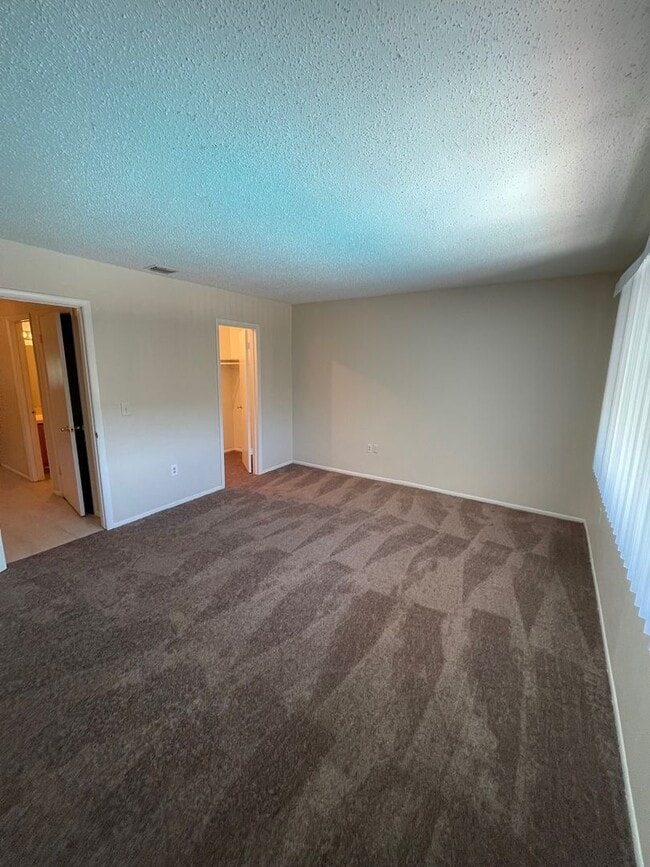 Building Photo - Large 2 Bedroom, 1 1/2 Bathroom Condo Available Immediately!