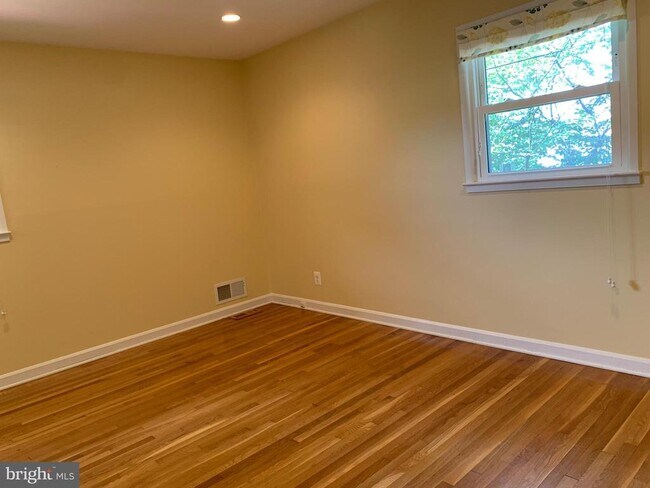 Building Photo - 1334 Mayflower Dr