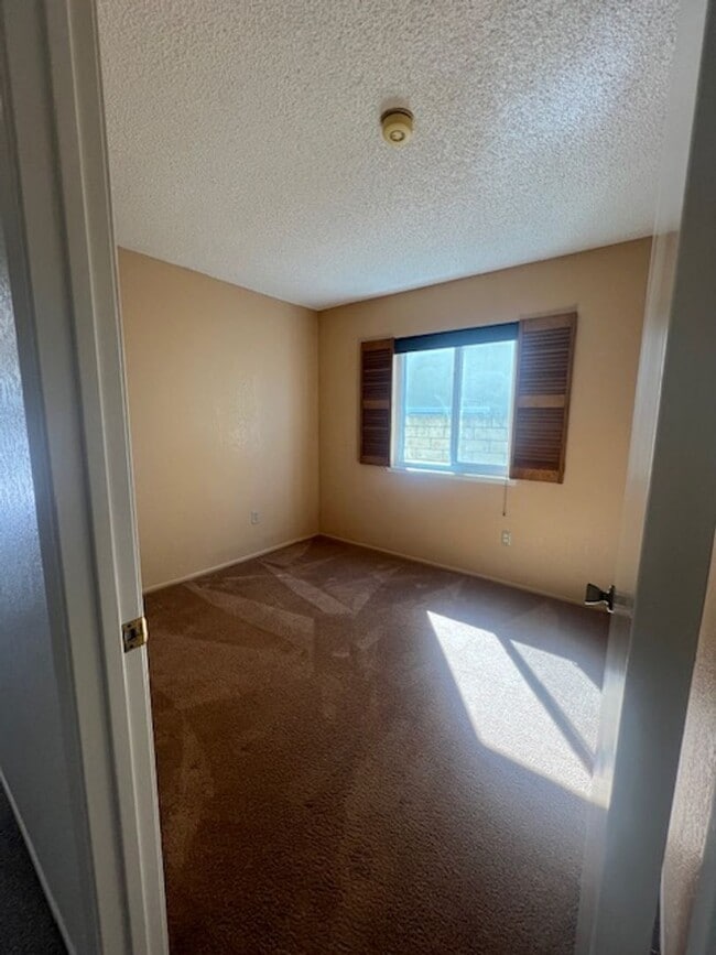 Building Photo - Beautiful 3 Bedroom, 2 Bathroom Sylmar Home! Ready for Move-In!