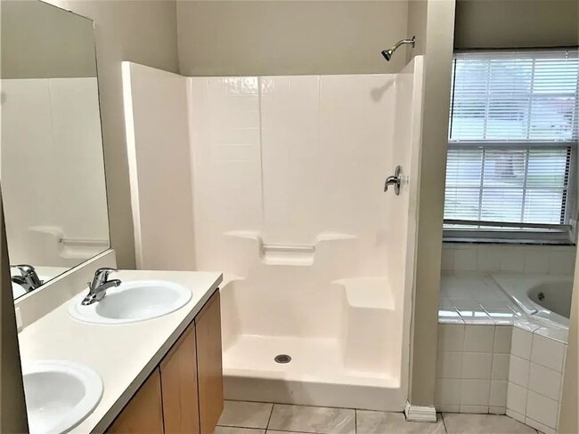 Building Photo - Exclusive