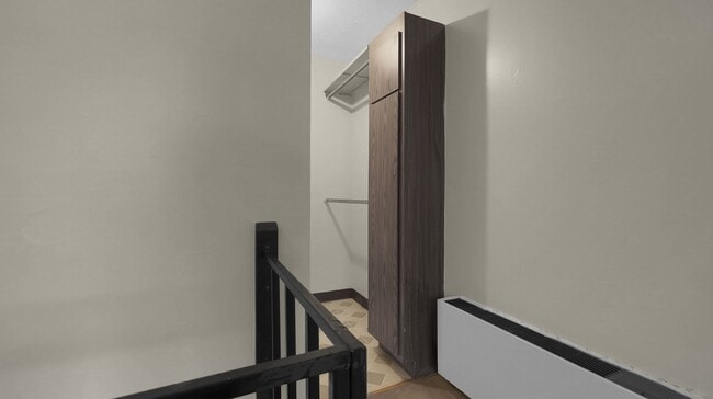 Building Photo - 1 Bedroom Townhouse Apartment