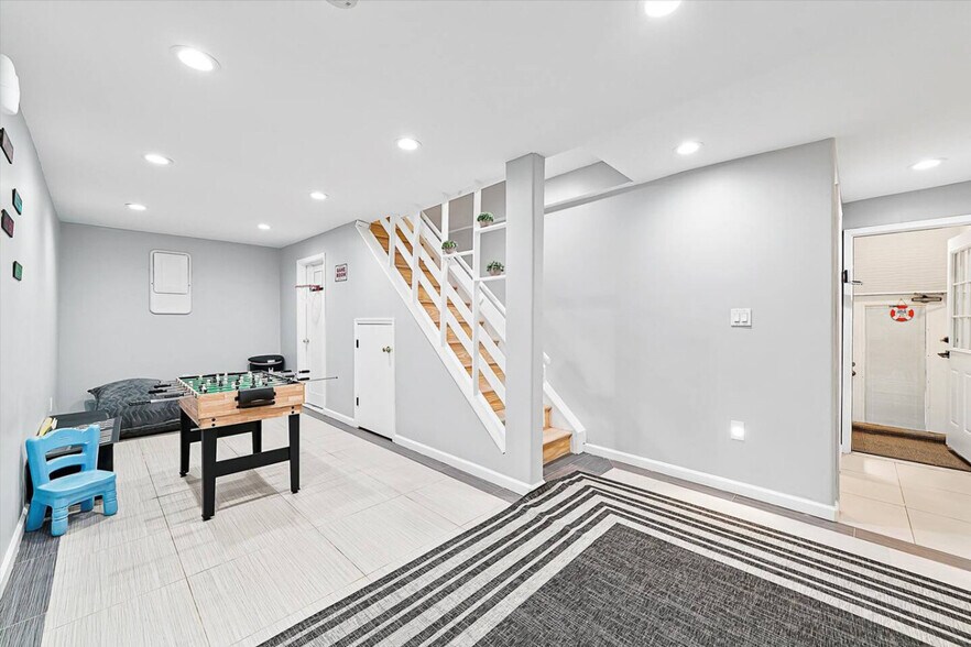 Building Photo - 37 Roosevelt Ave