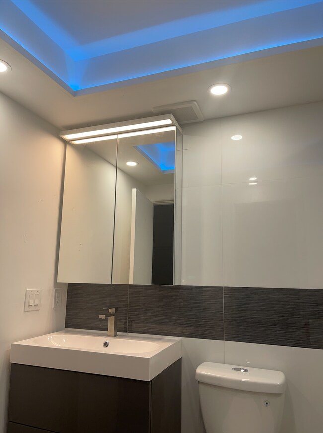 Building Photo - 1100 NE 9th Ave