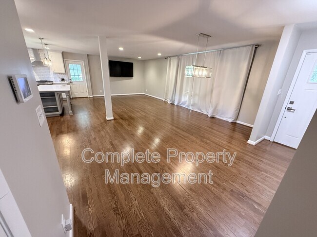 Building Photo - 3153 Woodhaven Dr