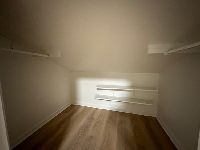 Building Photo - Garden District Studio Apartment, All Utilities Included!
