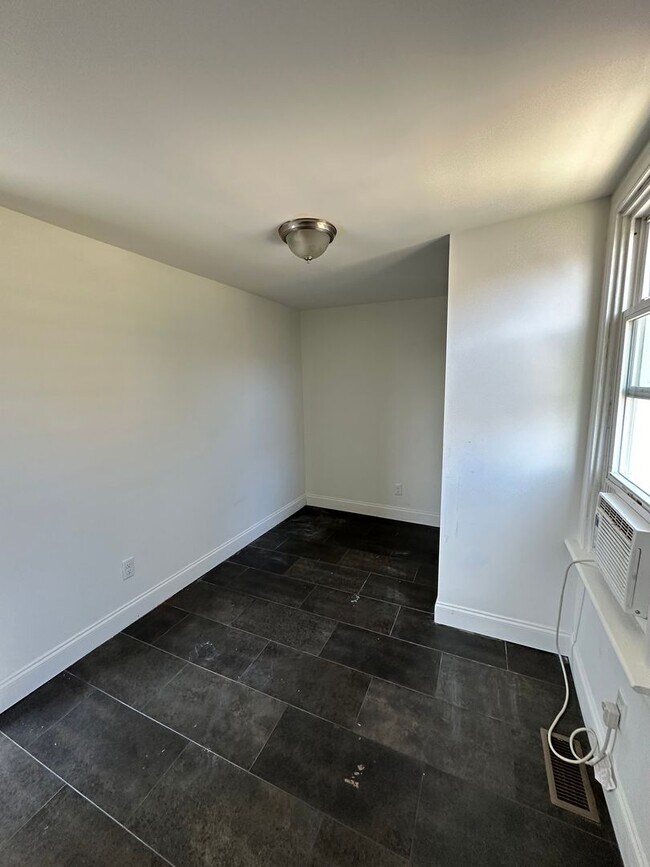 Building Photo - 404 4th St