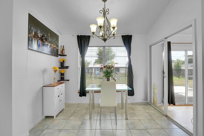 Building Photo - 333 SW Dwight Ave