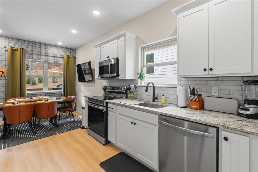 Building Photo - 323 Kelly's Ferry Pl