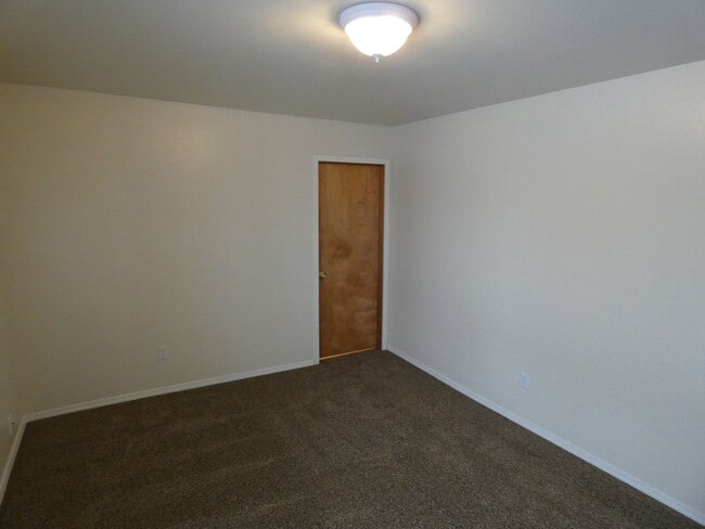 Building Photo - **Spacious Duplex** Lower Level