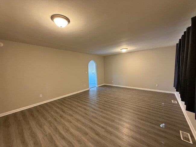 Building Photo - Great 3 bedroom 2 bath with garage