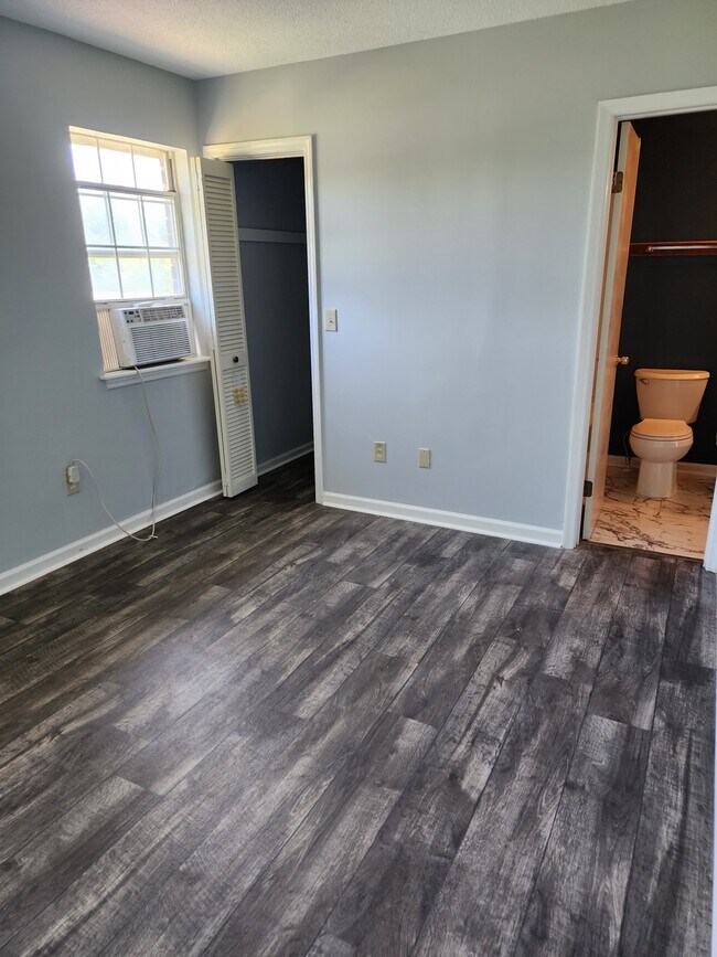 Building Photo - 105 Sandlewood Dr