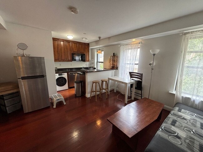 Building Photo - Charming 1Bed/1Bath Condo in the heart of DC
