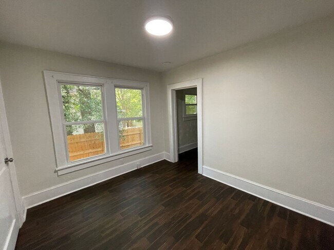 Building Photo - 319 Clegg St