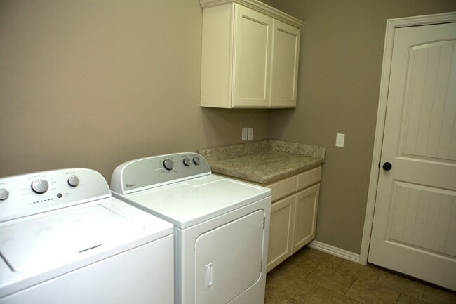 Building Photo - Available August 1st! 4-Bedroom, 3.5-Bathr...