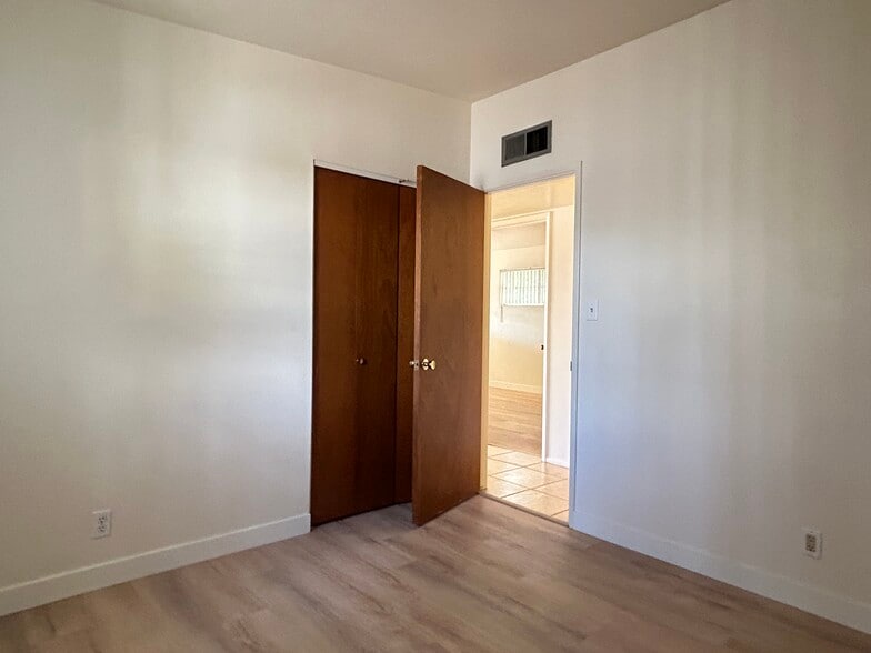 Building Photo - 2219 N 73rd Pl